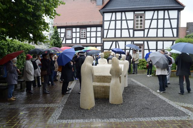 Trotz des Nieselregens sind zahlreiche Gäste zur Feier gekommen. (Foto: Uwe Seemann) _DSC3007